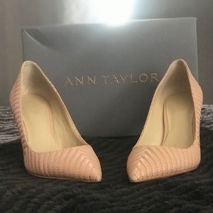 Ann Taylor rosebud Blush heels 8.5